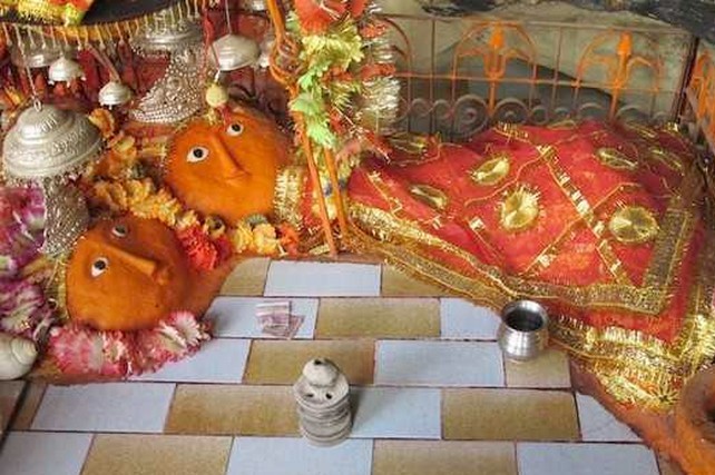 1000 साल पुराना हिंगलाज माता मंदिर:अधर में लटकी 500 टन वजनी शिला; पाकिस्तान के बाद दूसरा मंदिर यहां